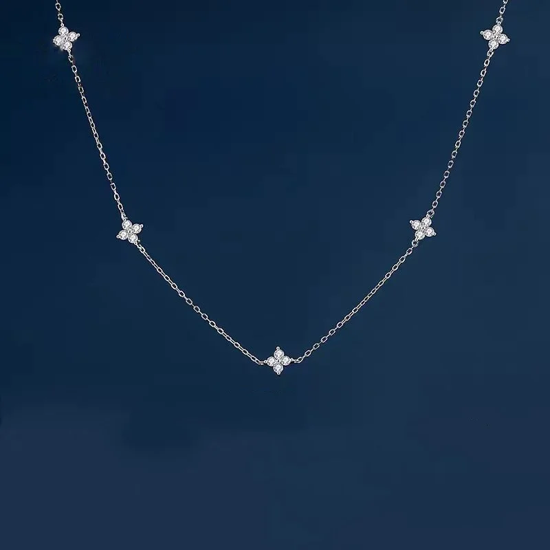 magnifique collier chaîne en zircon incrusté de fleurs à quatre feuilles pour femmes, élégant ras du cou porte bonheur, bijoux de fête, cadeaux d'anniversaire magnifique collier chaîne en zircon incrusté de fleurs à quatre feuilles pour femmes, élégant ras du cou porte bonheur, bijoux de fête, cadeaux d'anniversaire