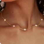 Magnifique collier chaîne en Zircon incrusté de fleurs à quatre feuilles pour femmes, élégant ras du cou porte-bonheur, bijoux de fête, cadeaux d’anniversaire Magnifique collier chaîne en Zircon incrusté de fleurs à quatre feuilles pour femmes, élégant ras du cou porte-bonheur, bijoux de fête, cadeaux d’anniversaire