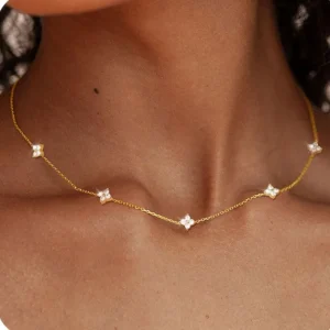 Magnifique collier chaîne en Zircon incrusté de fleurs à quatre feuilles pour femmes, élégant ras du cou porte-bonheur, bijoux de fête, cadeaux d’anniversaire Magnifique collier chaîne en Zircon incrusté de fleurs à quatre feuilles pour femmes, élégant ras du cou porte-bonheur, bijoux de fête, cadeaux d’anniversaire