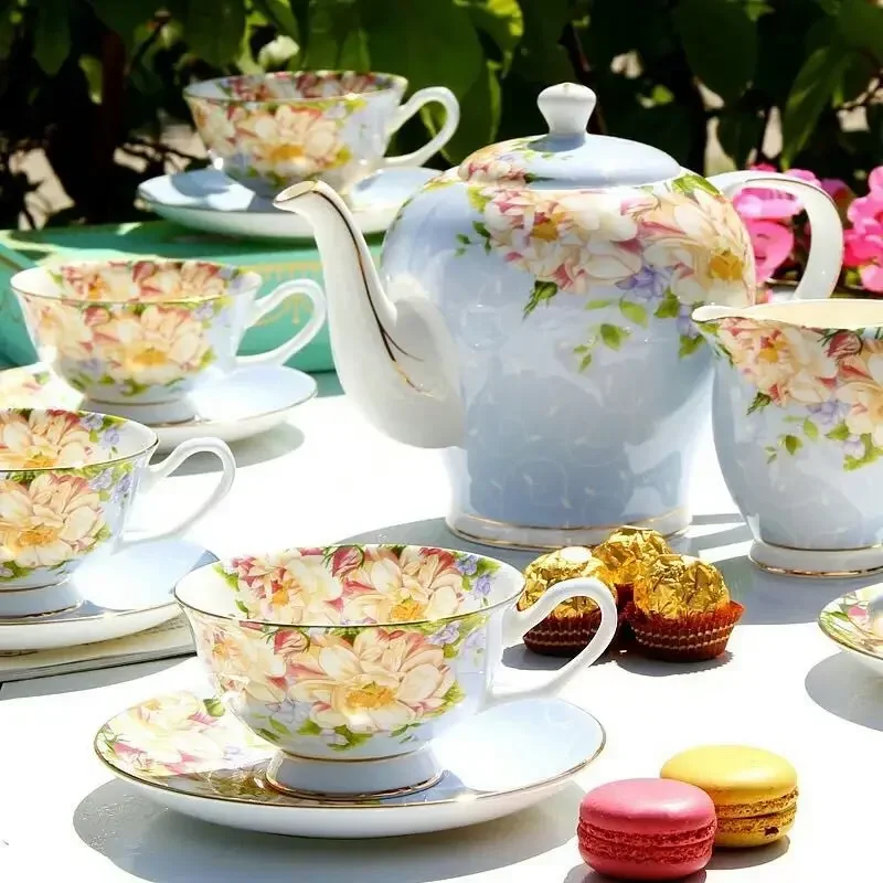 service à café européen 15 pièces, théière à fleurs en céramique, tasse en porcelaine à la mode et porcelaine domestique service à café européen 15 pièces, théière à fleurs en céramique, tasse en porcelaine à la mode et porcelaine domestique