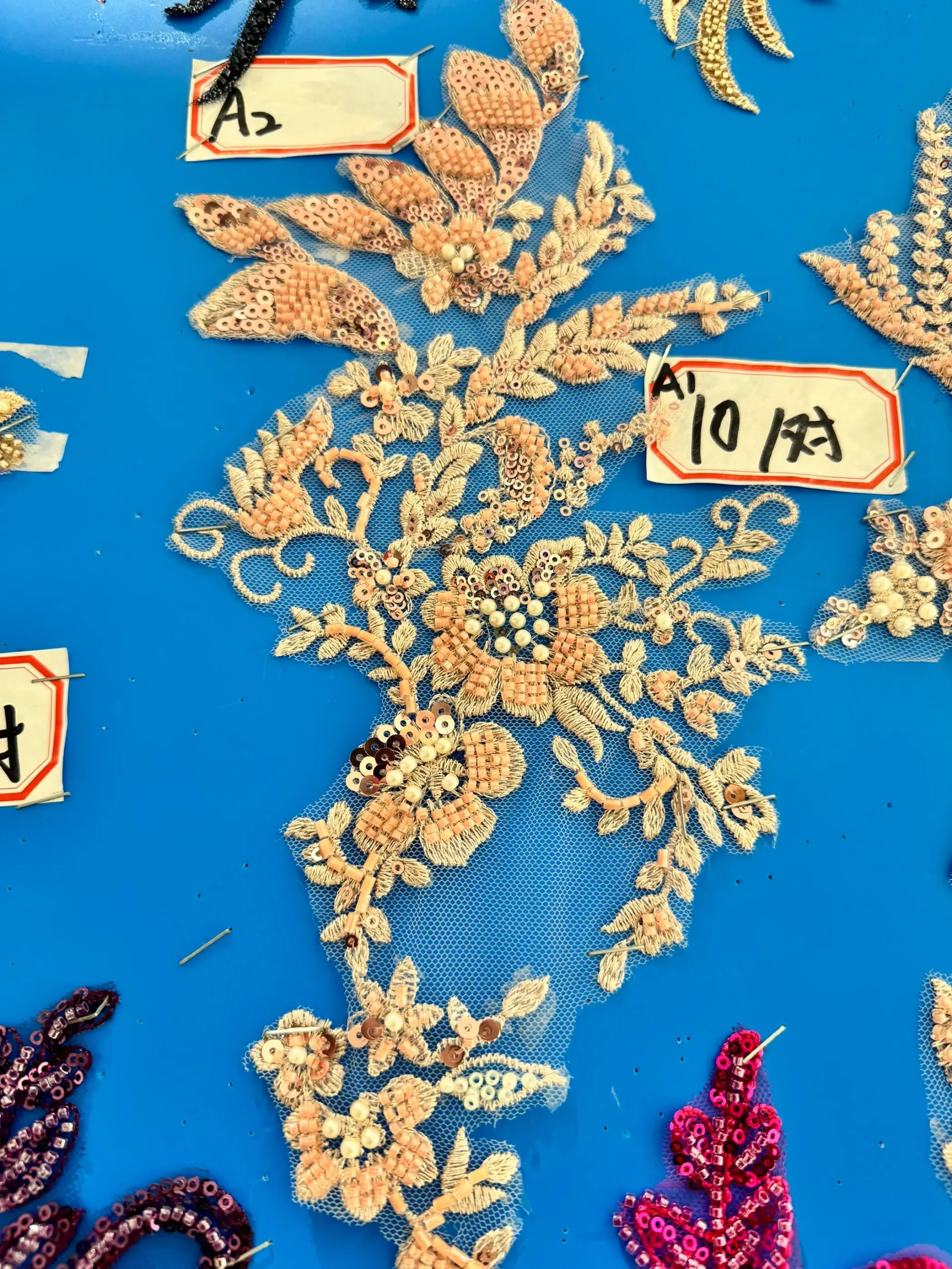 une paire de foulards en diamant faits à la main, matériel de perles pour robe de soirée, tissu de cou, paillettes perlées, décoration de vêtements appliqués une paire de foulards en diamant faits à la main, matériel de perles pour robe de soirée, tissu de cou, paillettes perlées, décoration de vêtements appliqués
