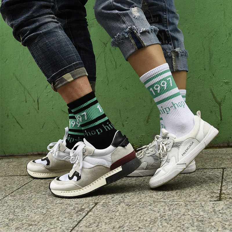 Chaussettes Streetwear pour hommes, sport coréen, Harajuku, tendance, Skateboard, Couple, chaussettes Hip-hop à rayures hautes, 1997 Chaussettes Streetwear pour hommes, sport coréen, Harajuku, tendance, Skateboard, Couple, chaussettes Hip-hop à rayures hautes, 1997