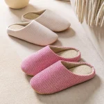Pantoufles japonaises silencieuses pour hommes et femmes, pantoufles chaudes en coton, fond souple, antidérapantes, chaussures d’hiver pour Couples, nouvelle collection automne Pantoufles japonaises silencieuses pour hommes et femmes, pantoufles chaudes en coton, fond souple, antidérapantes, chaussures d’hiver pour Couples, nouvelle collection automne
