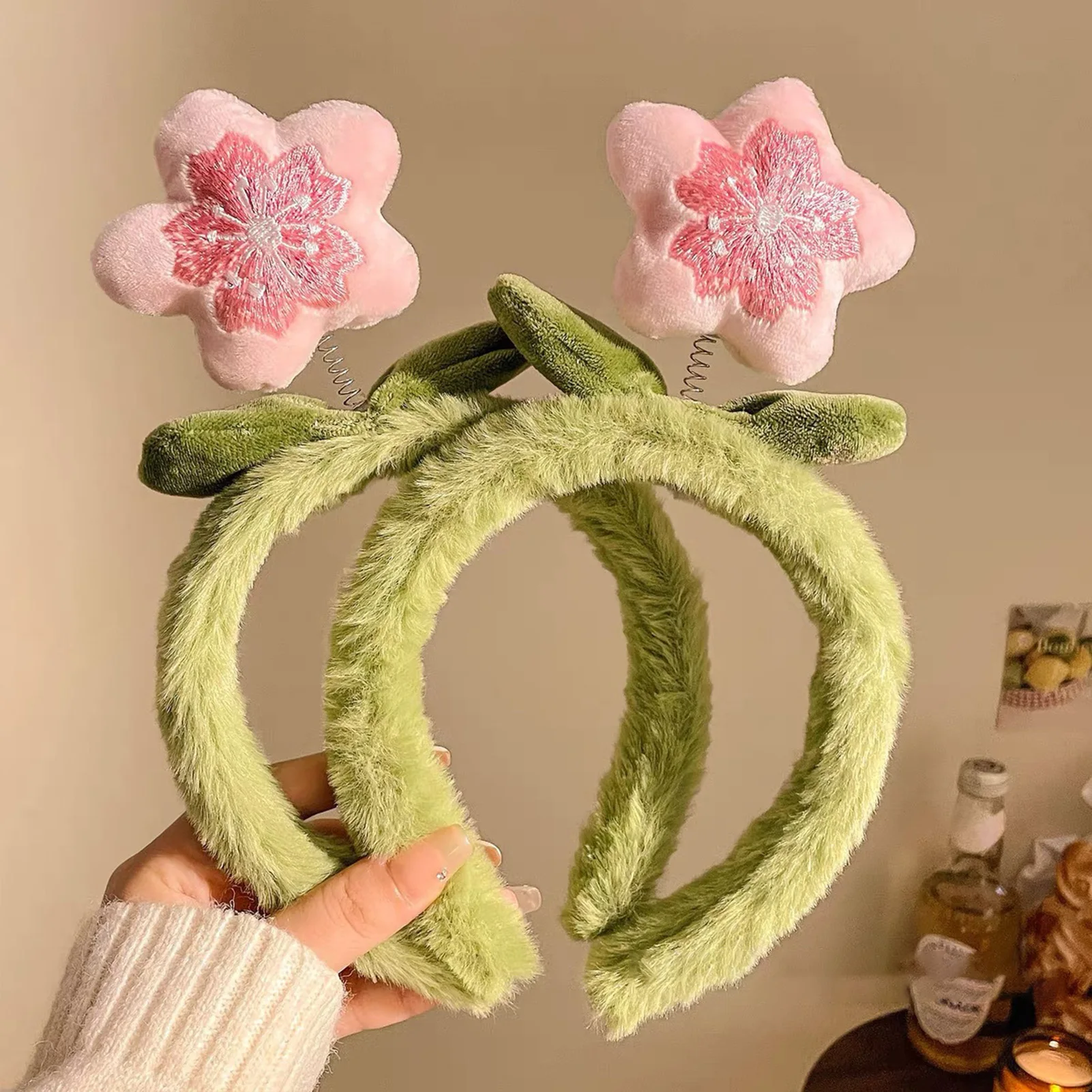 Mignon bandeau floral rose en peluche avec feuilles vertes pour femmes filles couronne de fleurs mignon bandeau floral pour le lavage du visage cerceau de cheveux Mignon bandeau floral rose en peluche avec feuilles vertes pour femmes filles couronne de fleurs mignon bandeau floral pour le lavage du visage cerceau de cheveux
