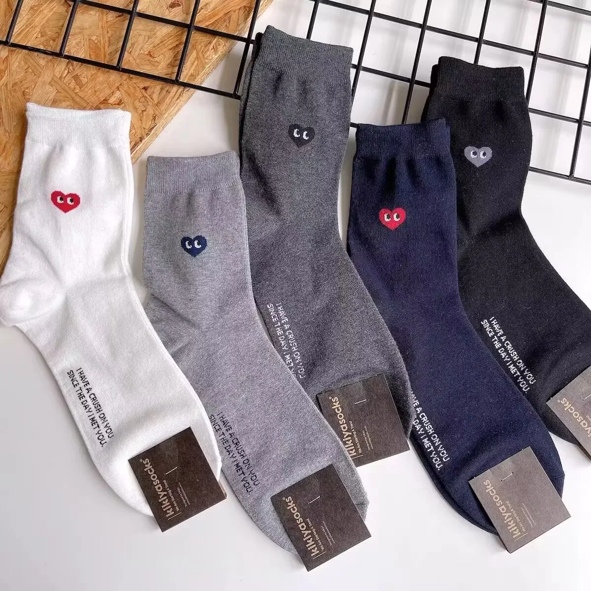 Chaussettes mignonnes respirantes et absorbantes pour hommes, version coréenne, noir et blanc, couleur unie, mode d’amour dans le vent sportif de loisirs Chaussettes mignonnes respirantes et absorbantes pour hommes, version coréenne, noir et blanc, couleur unie, mode d’amour dans le vent sportif de loisirs