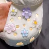 breloques de chaussures en fleurs de cerisier, breloques de styliste, chaussures mignonnes de décoration, accessoires de fête, sabots, cadeaux pour enfants, garçons, femmes et filles