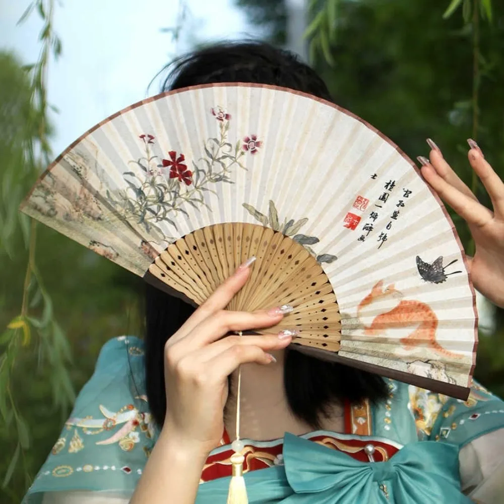 Éventail pliant de style chinois, squelette en bambou, artisanat traditionnel, style ancien, élégant avec pompon, éventail de danse hanfu Éventail pliant de style chinois, squelette en bambou, artisanat traditionnel, style ancien, élégant avec pompon, éventail de danse hanfu