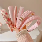 Bandeau rose pour femmes, pince à cheveux douce et élégante, attaches polyvalentes antidérapantes pour usage extérieur, lavage du visage, lots de cheveux Bandeau rose pour femmes, pince à cheveux douce et élégante, attaches polyvalentes antidérapantes pour usage extérieur, lavage du visage, lots de cheveux