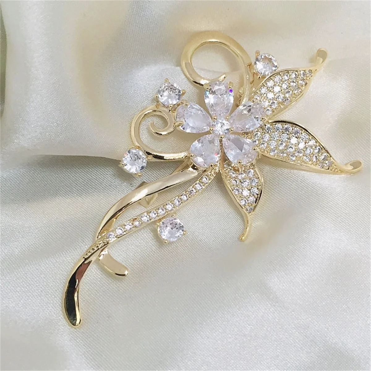 Broche rétro exquise en forme de fleur de Bauhinia, 1 pièce, élégante, romantique, breloque, bijoux tendance, accessoires, cadeau de fête d’anniversaire, Festival Broche rétro exquise en forme de fleur de Bauhinia, 1 pièce, élégante, romantique, breloque, bijoux tendance, accessoires, cadeau de fête d’anniversaire, Festival