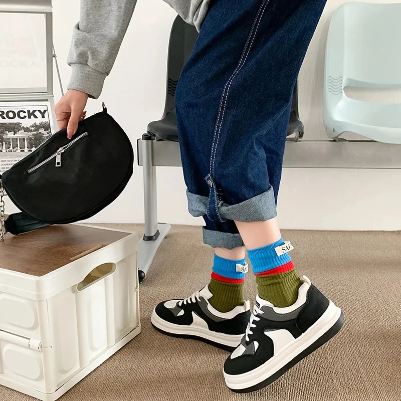 chaussettes de couleur contrastée à la mode et polyvalentes pour femmes, chaussettes montantes à empiler, version coréenne de chaussettes en coton printemps/été chaussettes de couleur contrastée à la mode et polyvalentes pour femmes, chaussettes montantes à empiler, version coréenne de chaussettes en coton printemps/été