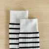une paire de chaussettes pour fille simples et polyvalentes avec un design patchwork noir et blanc pour le printemps et l'automne.
