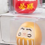 Poupée Daruma en céramique japonaise, artisanat inspiré de la richesse, décor de prospérité, breloque porte-bonheur, ornement de Fortune, paysage, décor de bureau pour la maison Poupée Daruma en céramique japonaise, artisanat inspiré de la richesse, décor de prospérité, breloque porte-bonheur, ornement de Fortune, paysage, décor de bureau pour la maison