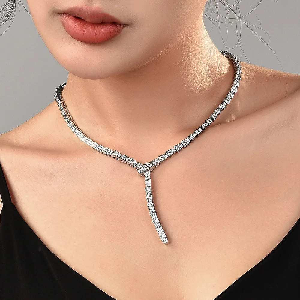 le collier en forme de serpent est une chaîne de clavicule légère et luxueuse qui est à la mode, polyvalente et exclue un charme serpent haut de gamme le collier en forme de serpent est une chaîne de clavicule légère et luxueuse qui est à la mode, polyvalente et exclue un charme serpent haut de gamme