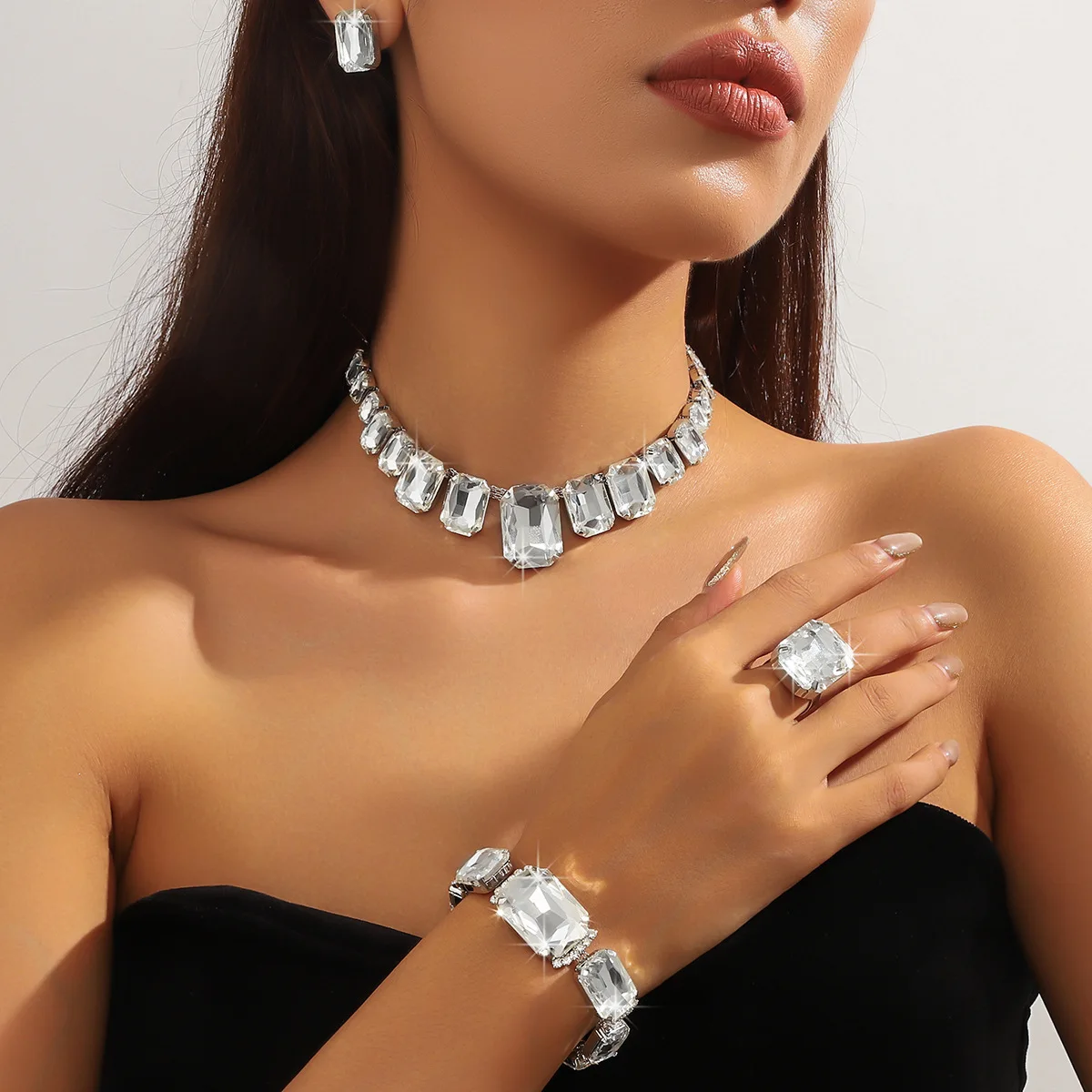ensemble de bijoux carrés en cristal, breloque européenne et américaine, géométrie exquise, strass, chaîne de clavicule, collier, bracelet, bijoux ensemble de bijoux carrés en cristal, breloque européenne et américaine, géométrie exquise, strass, chaîne de clavicule, collier, bracelet, bijoux
