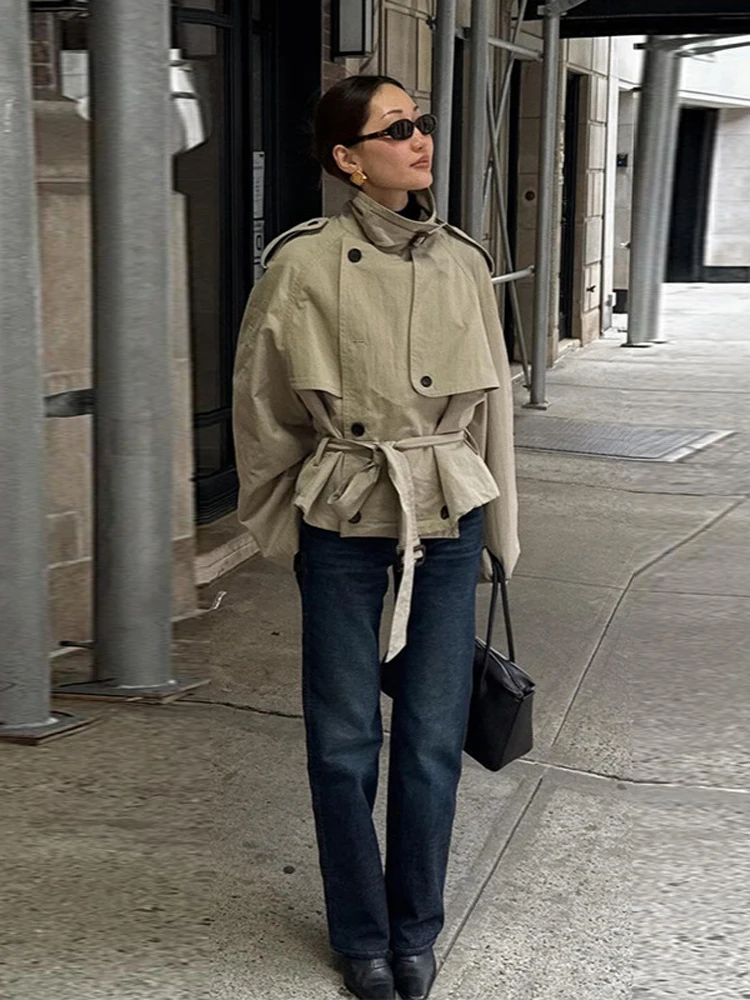 trench court kaki pour femmes, épaulettes, col montant, cordon de serrage à la taille, veste ceinturée, tendance, vêtements d'extérieur pratiques, 2025 trench court kaki pour femmes, épaulettes, col montant, cordon de serrage à la taille, veste ceinturée, tendance, vêtements d'extérieur pratiques, 2025