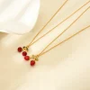 collier à breloques en forme de fleur de cerisier, pendentif en acier inoxydable plaqué or 18 carats avec détails en émail rouge, bijoux étanches, cadeau pour fille