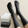 Mode genou haute cinq doigts chaussettes pour hommes couleur unie rayé mollet chaussettes printemps été absorption de la sueur bout fendu chaussettes 5 orteils Mode genou haute cinq doigts chaussettes pour hommes couleur unie rayé mollet chaussettes printemps été absorption de la sueur bout fendu chaussettes 5 orteils