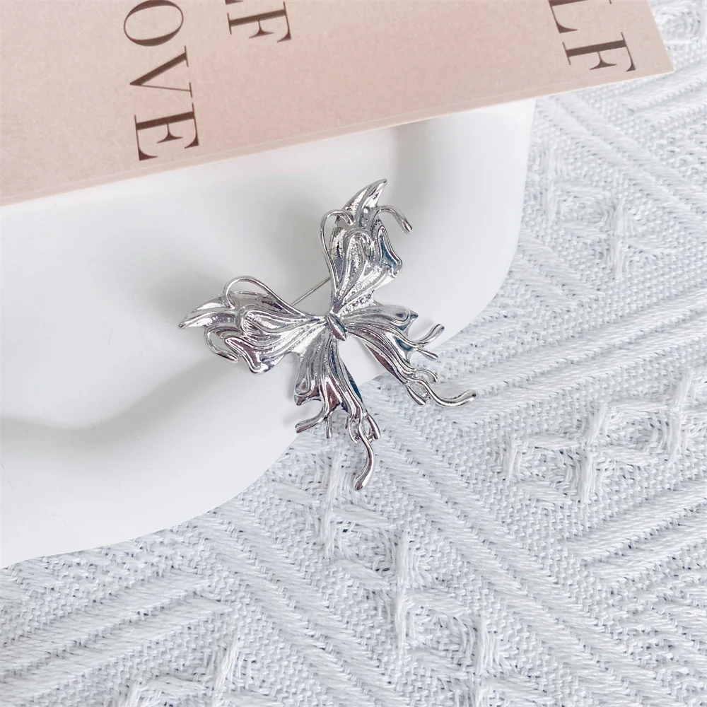 Broche papillon fluide minimaliste pour femmes, épingles à revers en métal de luxe à la mode, accessoires bijoux de fête, cadeau Broche papillon fluide minimaliste pour femmes, épingles à revers en métal de luxe à la mode, accessoires bijoux de fête, cadeau