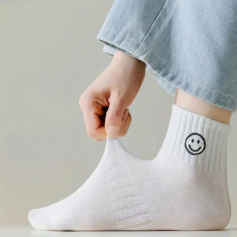 5 paires de chaussettes courtes fantaisistes à imprimé de visage de dessin animé – tissu tricoté en polyester doux, respirant et confortable 5 paires de chaussettes courtes fantaisistes à imprimé de visage de dessin animé – tissu tricoté en polyester doux, respirant et confortable