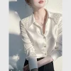 Chemise blanche avec sens du luxe, jeuneesse, tempérament élégant, adaptée comme couche de base pour porter à l’intérieur Chemise blanche avec sens du luxe, jeuneesse, tempérament élégant, adaptée comme couche de base pour porter à l’intérieur