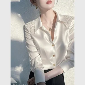 Chemise blanche avec sens du luxe, jeuneesse, tempérament élégant, adaptée comme couche de base pour porter à l’intérieur Chemise blanche avec sens du luxe, jeuneesse, tempérament élégant, adaptée comme couche de base pour porter à l’intérieur