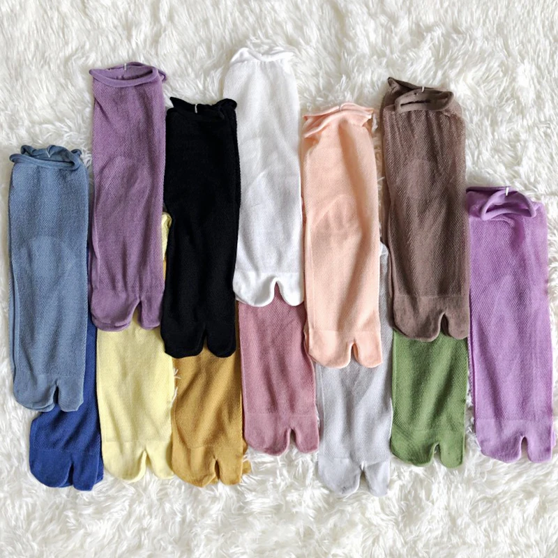 1 paire de chaussettes confortables à deux orteils pour femmes, ultra fines, respirantes, japonaises, harajuku tabi sox, couleur bonbon, maille fendue 1 paire de chaussettes confortables à deux orteils pour femmes, ultra fines, respirantes, japonaises, harajuku tabi sox, couleur bonbon, maille fendue
