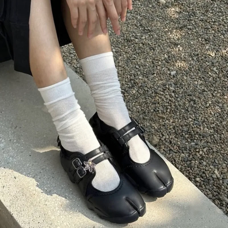 tabi chaussures nouvelle mode boucle de ceinture chaussures à bout fendu baskets dames en cuir chaussures plates mary jane décontracté pour les femmes 2026 tabi chaussures nouvelle mode boucle de ceinture chaussures à bout fendu baskets dames en cuir chaussures plates mary jane décontracté pour les femmes 2026