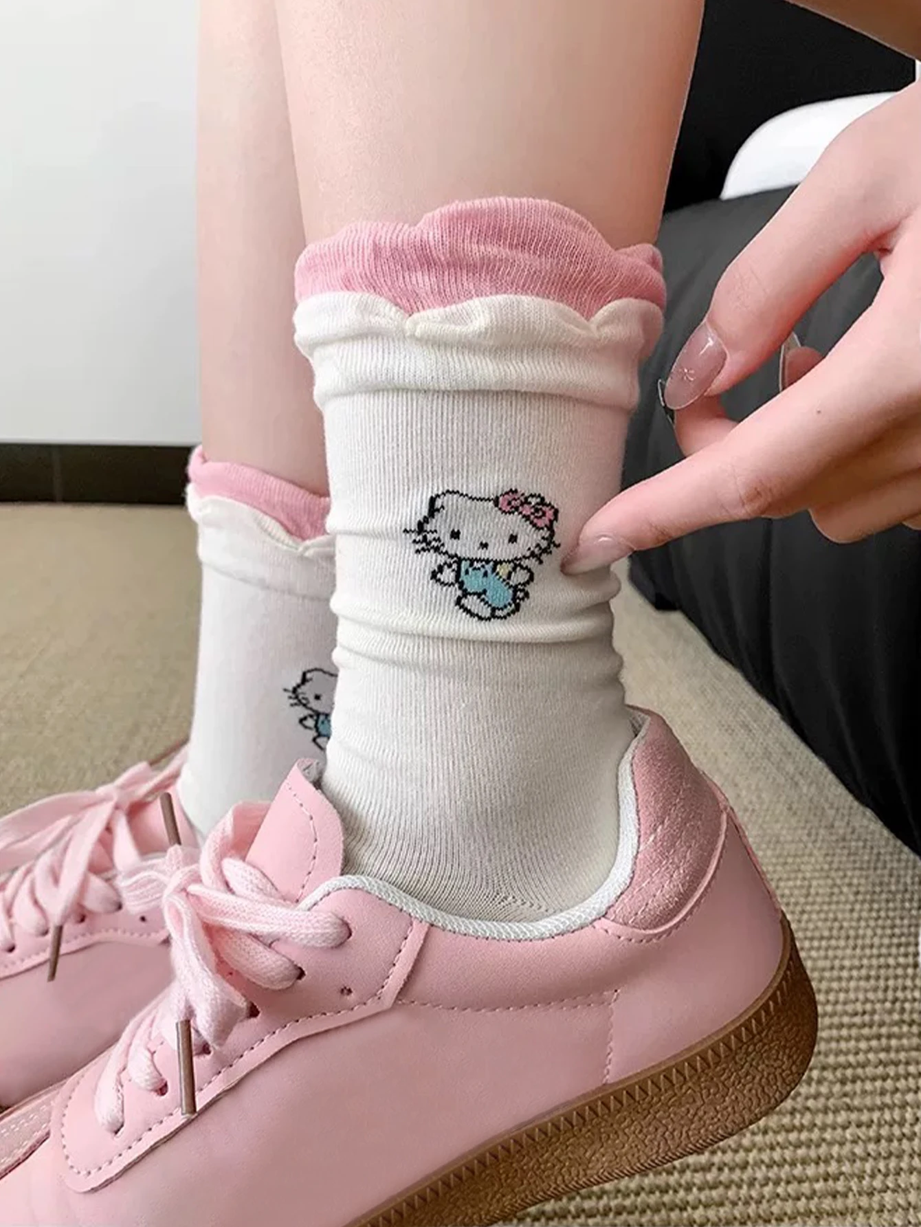 3 paires de miniso version coréenne style académique sanrio motif de dessin animé hello kitty chaussettes mi mollet simples et confortables pour femmes 3 paires de miniso version coréenne style académique sanrio motif de dessin animé hello kitty chaussettes mi mollet simples et confortables pour femmes