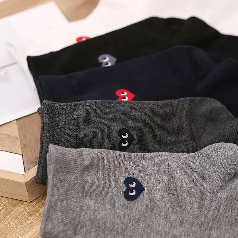 chaussettes mignonnes respirantes et absorbantes pour hommes, version coréenne, noir et blanc, couleur unie, mode d'amour dans le vent sportif de loisirs chaussettes mignonnes respirantes et absorbantes pour hommes, version coréenne, noir et blanc, couleur unie, mode d'amour dans le vent sportif de loisirs