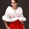 châle en dentelle forale creuse en fausse fourrure blanche pour patients de mariage, cape avec biscuits structurée, manteau court, haussement d'épaules d'hiver, robe de soirée