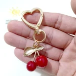 Pendentif cerise couleur or K, version coréenne, accessoires en alliage, couvre-chef fait à la main, porte-clés en forme d’amour Pendentif cerise couleur or K, version coréenne, accessoires en alliage, couvre-chef fait à la main, porte-clés en forme d’amour
