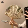 Éventail pliable à main portable, nouveaux accessoires de danse de style chinois, éventail à coque rétro pour femmes et hommes, éventail pliant en bois de bambou et de fleurs en soie