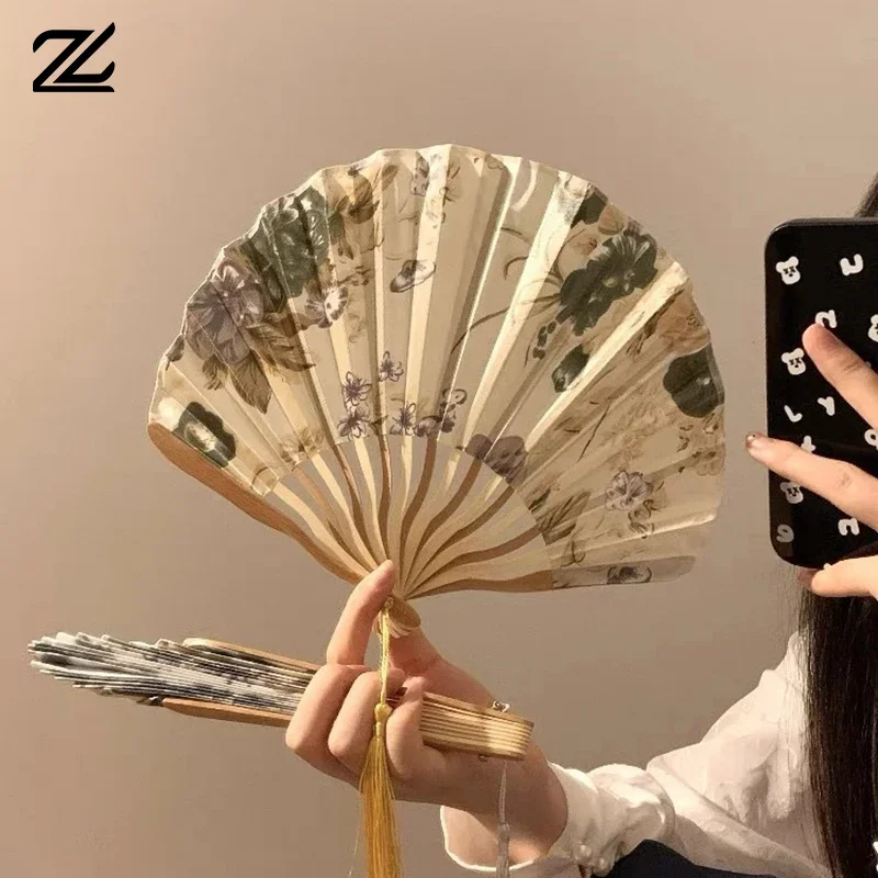 Éventail pliable à main portable, nouveaux accessoires de danse de style chinois, éventail à coque rétro pour femmes et hommes, éventail pliant en bois de bambou et de fleurs en soie Éventail pliable à main portable, nouveaux accessoires de danse de style chinois, éventail à coque rétro pour femmes et hommes, éventail pliant en bois de bambou et de fleurs en soie