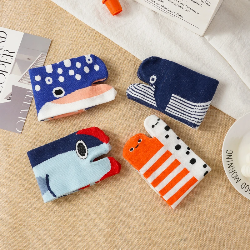 chaussettes amusantes et mignonnes à bout fendu pour femmes, chaussettes courtes imprimées de baleine de requin de dessin animé, douces, confortables et respirantes pour étudiants chaussettes amusantes et mignonnes à bout fendu pour femmes, chaussettes courtes imprimées de baleine de requin de dessin animé, douces, confortables et respirantes pour étudiants