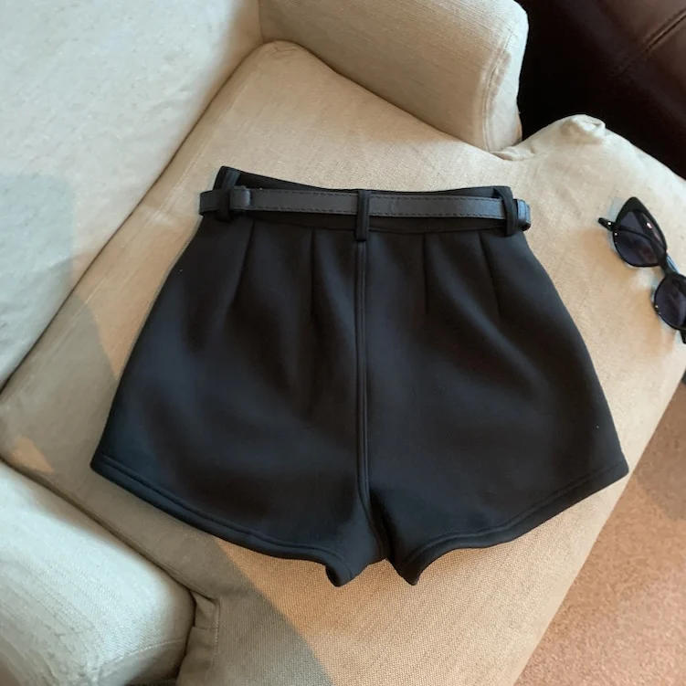 mode coréenne femmes noir blanc élégant sexy mini shorts kaki automne taille haute vacances pantalons courts dames 2025 streetwear mode coréenne femmes noir blanc élégant sexy mini shorts kaki automne taille haute vacances pantalons courts dames 2025 streetwear