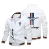 un manteau pour hommes avec un grand logo, doté d'une capuche amovible, un style à la mode et est un vêtement d'extérieur ample adapté au printemps
