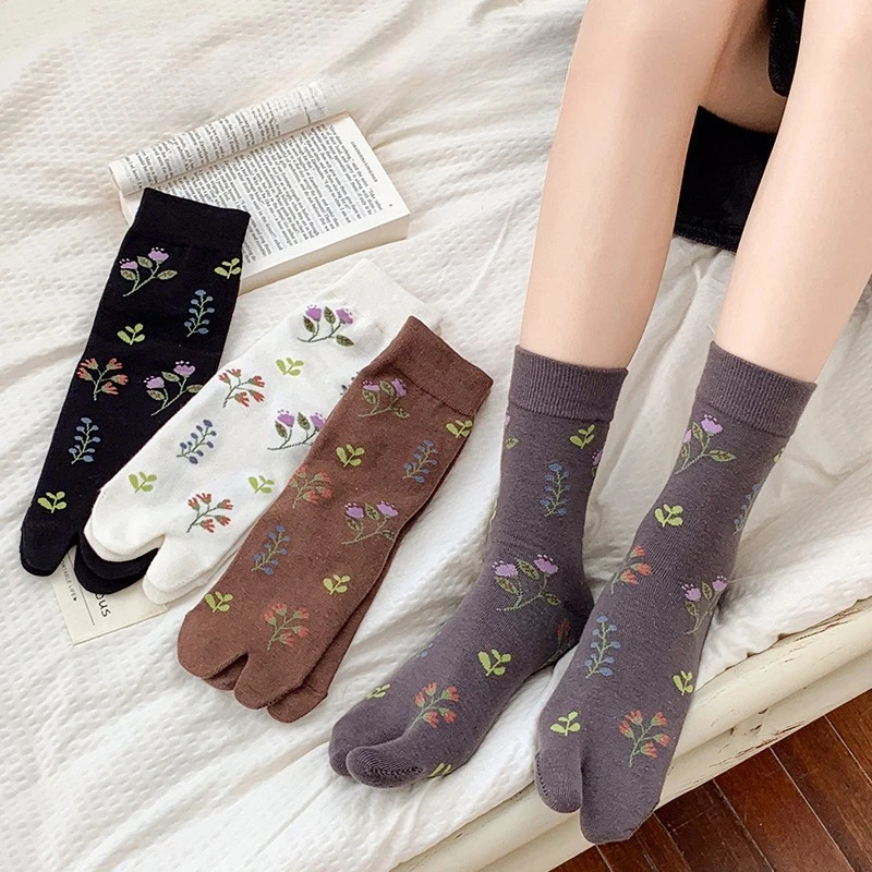 4 paires de chaussettes à tube central anti odeur à bout fendu pour femmes, jolies fleurs à deux orteils, simples, confortables et polyvalentes 4 paires de chaussettes à tube central anti odeur à bout fendu pour femmes, jolies fleurs à deux orteils, simples, confortables et polyvalentes