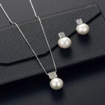 Ensemble de bijoux avec pendentif en Imitation de perles pour femmes, 2 pièces, collier, boucles d&rsquo;oreilles, chaîne serpent, couleur argent, carré en métal, entièrement en cristal