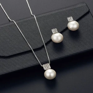 Ensemble de bijoux avec pendentif en Imitation de perles pour femmes, 2 pièces, collier, boucles d’oreilles, chaîne serpent, couleur argent, carré en métal, entièrement en cristal Ensemble de bijoux avec pendentif en Imitation de perles pour femmes, 2 pièces, collier, boucles d’oreilles, chaîne serpent, couleur argent, carré en métal, entièrement en cristal