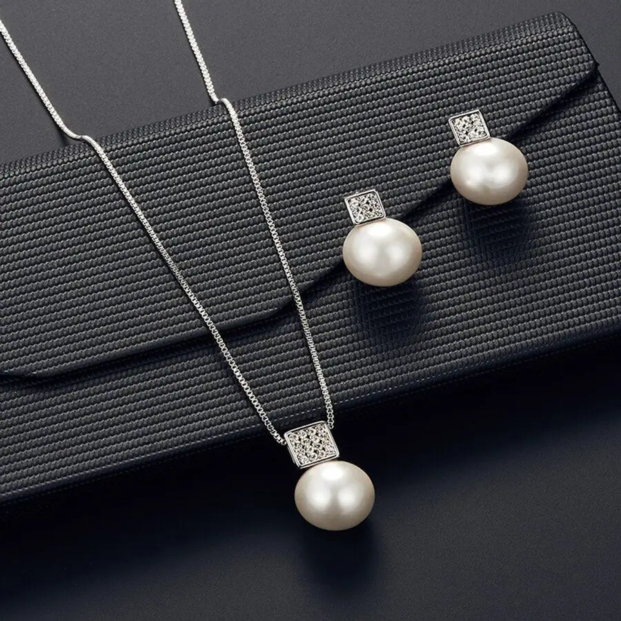 Ensemble de bijoux avec pendentif en Imitation de perles pour femmes, 2 pièces, collier, boucles d’oreilles, chaîne serpent, couleur argent, carré en métal, entièrement en cristal Ensemble de bijoux avec pendentif en Imitation de perles pour femmes, 2 pièces, collier, boucles d’oreilles, chaîne serpent, couleur argent, carré en métal, entièrement en cristal