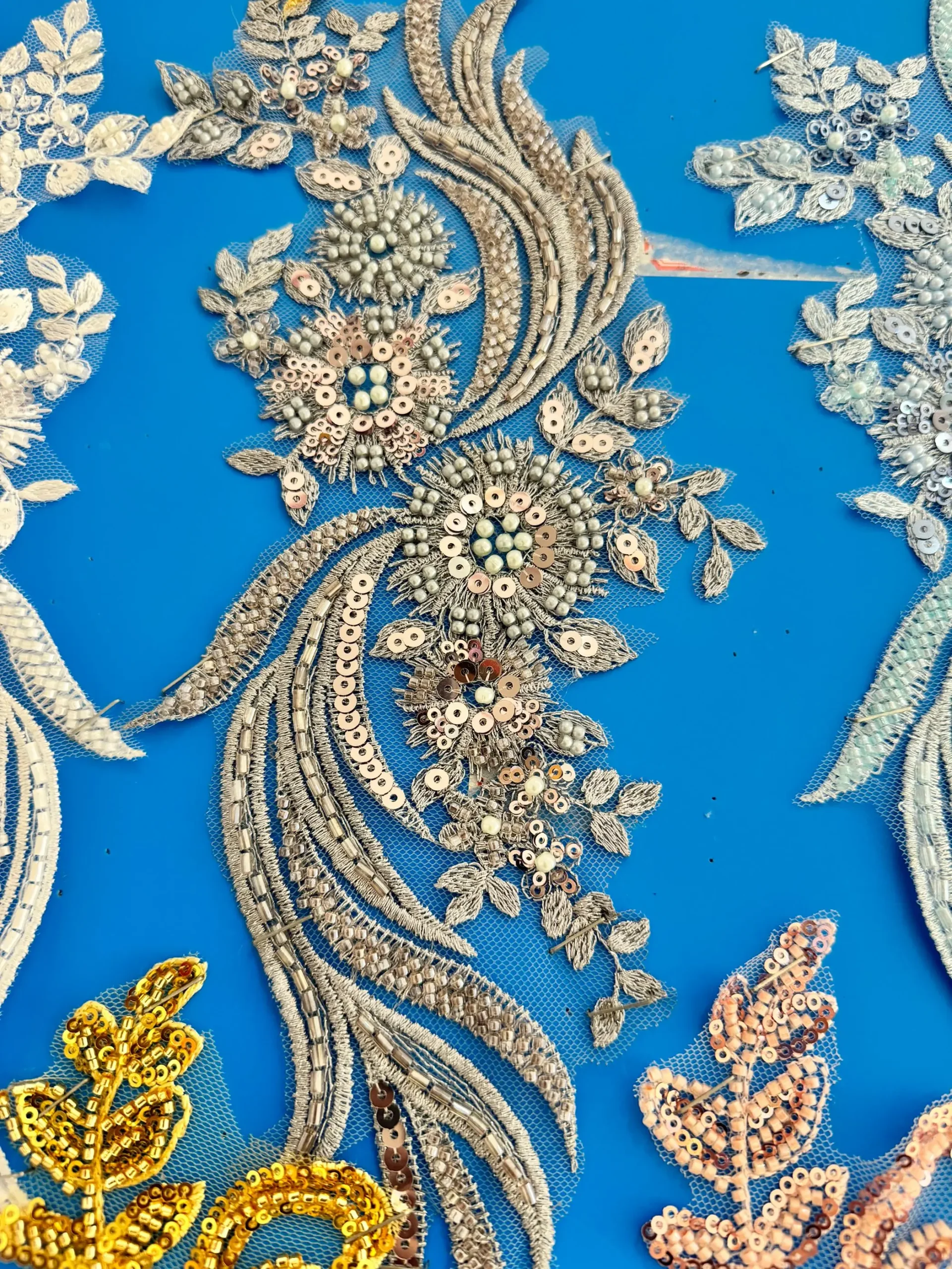 une paire de foulards en diamant faits à la main, matériel de perles pour robe de soirée, tissu de cou, paillettes perlées, décoration de vêtements appliqués une paire de foulards en diamant faits à la main, matériel de perles pour robe de soirée, tissu de cou, paillettes perlées, décoration de vêtements appliqués