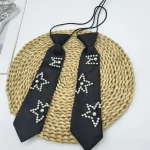 Cravate Shortie noire pour enfants, pré-nouée de perles de fleurs décorées, cravate de chemise polyvalente, accessoire à la mode de Style scolaire pour enfants Cravate Shortie noire pour enfants, pré-nouée de perles de fleurs décorées, cravate de chemise polyvalente, accessoire à la mode de Style scolaire pour enfants