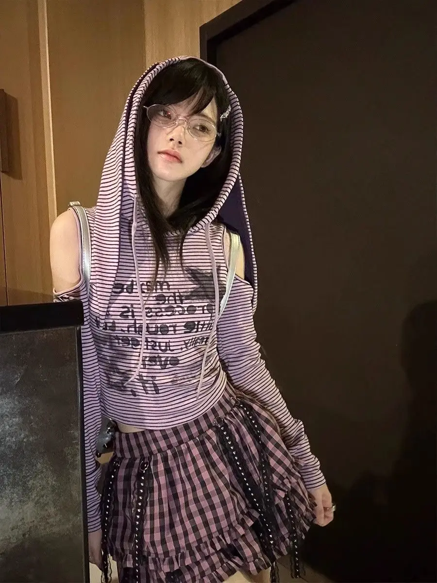 ensemble deux pièces gothique japonais harajuku y2k pour femmes, sweat à capuche rayé à épaules dénudées + jupes à gâteau à carreaux punk, ensemble de sous culture pour fille chaude ensemble deux pièces gothique japonais harajuku y2k pour femmes, sweat à capuche rayé à épaules dénudées + jupes à gâteau à carreaux punk, ensemble de sous culture pour fille chaude