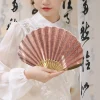Éventail pliant en bambou en tissu de soie en forme de coquille rétro de style japonais avec pendentif, éventails à main de mariage, os d'éventail incurvé de couleur unie