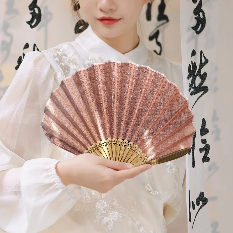 Éventail pliant en bambou en tissu de soie en forme de coquille rétro de style japonais avec pendentif, éventails à main de mariage, os d'éventail incurvé de couleur unie Éventail pliant en bambou en tissu de soie en forme de coquille rétro de style japonais avec pendentif, éventails à main de mariage, os d'éventail incurvé de couleur unie