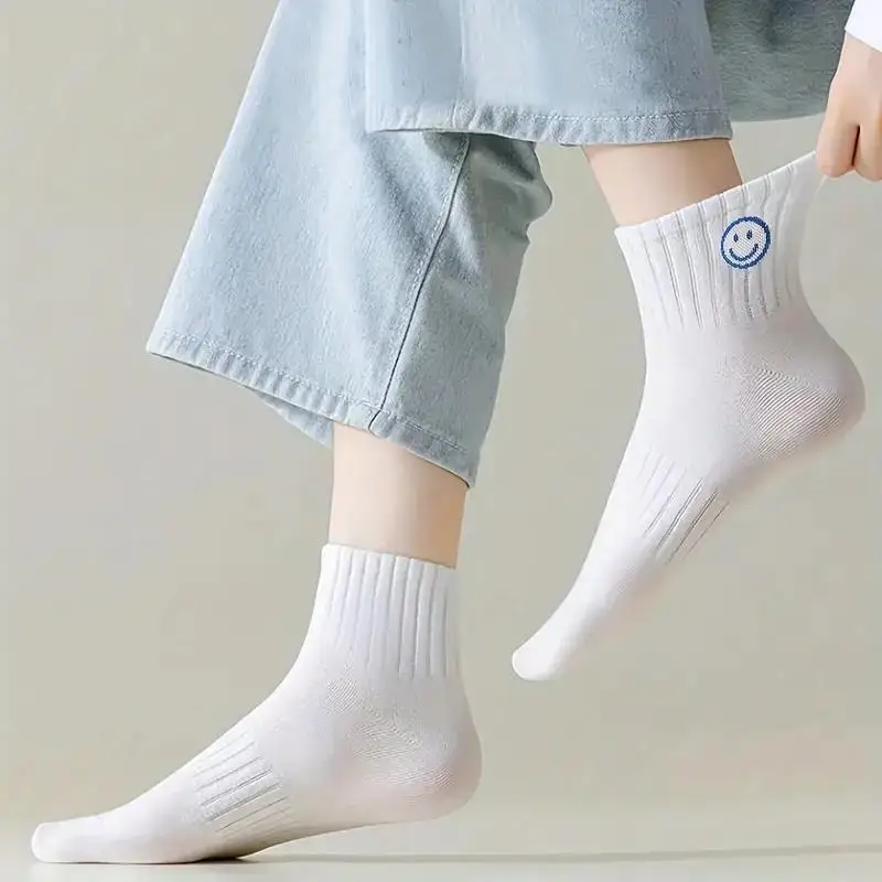 5 paires de chaussettes courtes fantaisistes à imprimé de visage de dessin animé – tissu tricoté en polyester doux, respirant et confortable 5 paires de chaussettes courtes fantaisistes à imprimé de visage de dessin animé – tissu tricoté en polyester doux, respirant et confortable