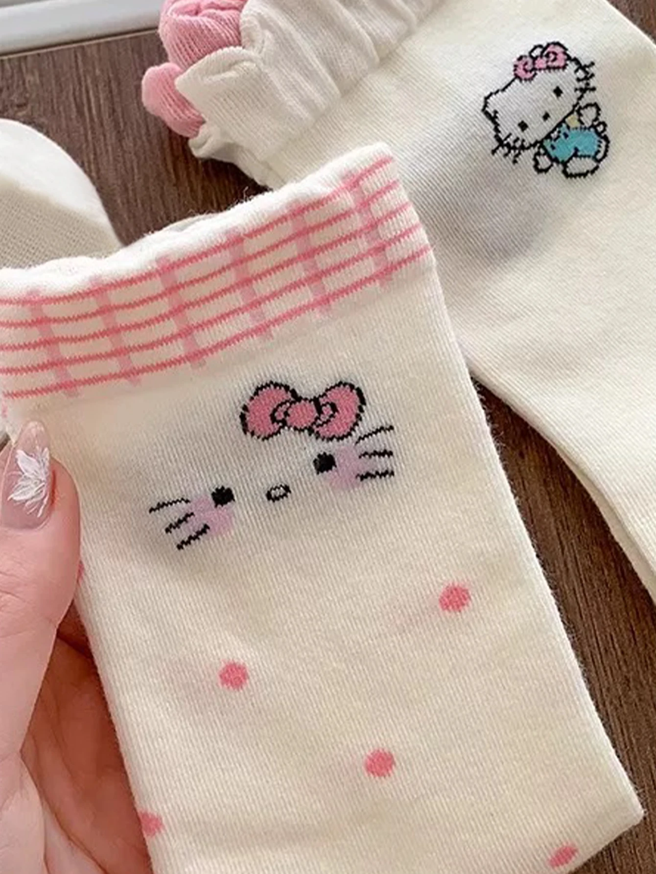 3 paires de miniso version coréenne style académique sanrio motif de dessin animé hello kitty chaussettes mi mollet simples et confortables pour femmes 3 paires de miniso version coréenne style académique sanrio motif de dessin animé hello kitty chaussettes mi mollet simples et confortables pour femmes