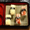 plat à nouilles froides de style japonais avec tapis en bambou, plateau alimentaire à sushi polyvalent, assiette à nouilles soba en plastique à la mode pour restaurant