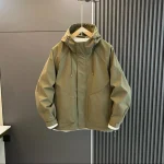 Veste d’extérieur pour hommes, haut coupe-vent, couleur unie, à capuche, nouvelle tendance de vêtements de travail amples et décontractés Veste d’extérieur pour hommes, haut coupe-vent, couleur unie, à capuche, nouvelle tendance de vêtements de travail amples et décontractés