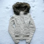 Veste gothique à capuche doublée de fourrure Vintage Y2K pour femme, manteau blanc avec fermeture éclair et boutons avec bordure en fausse fourrure, manteaux chauds décontractés à la mode Veste gothique à capuche doublée de fourrure Vintage Y2K pour femme, manteau blanc avec fermeture éclair et boutons avec bordure en fausse fourrure, manteaux chauds décontractés à la mode